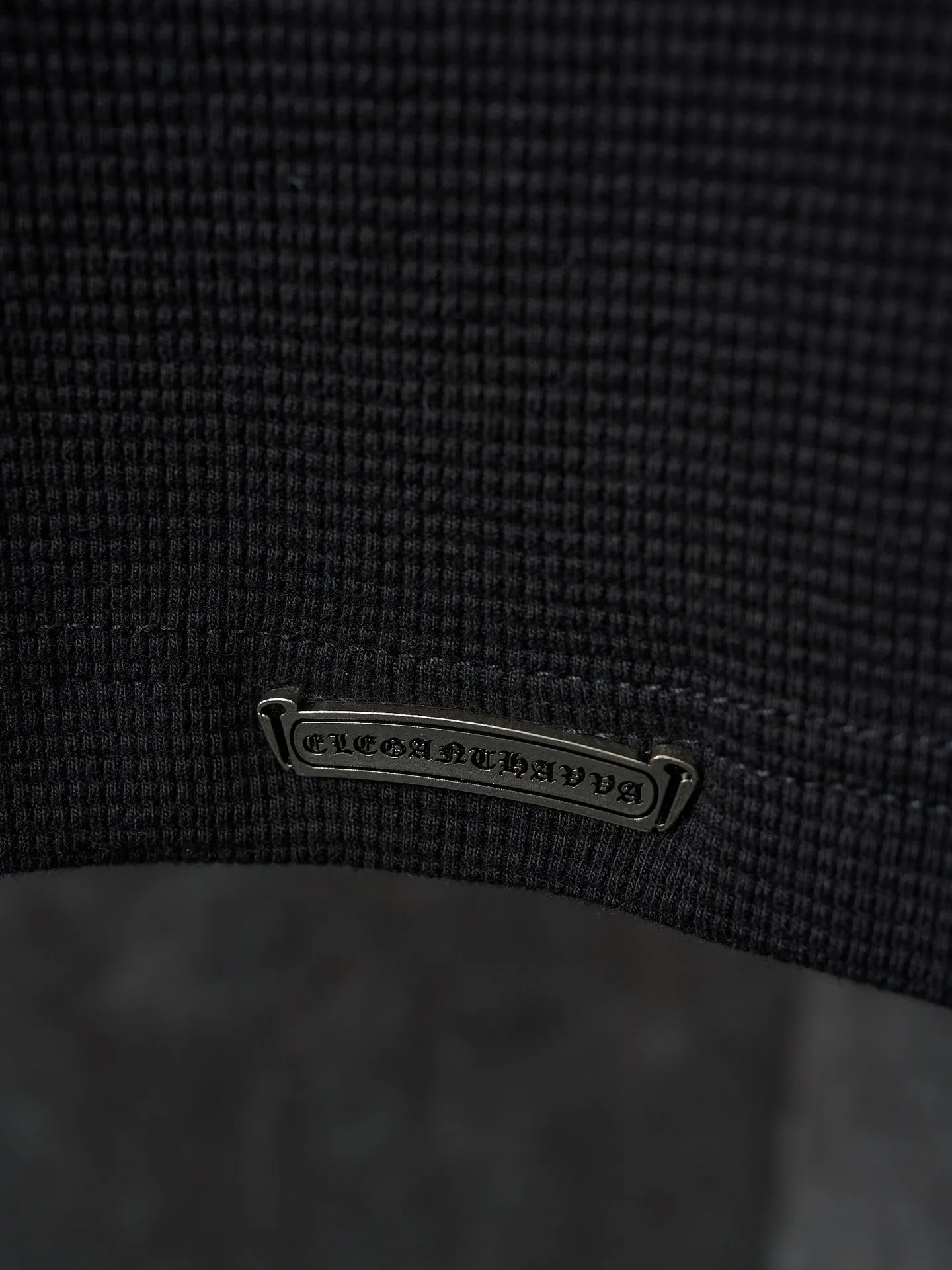 P340 Actual hanging auction] Chrome Hearts/Chrome Hearts Waffle Cross Leather Appliqué Silver Button Long Sleeves [Ready Stock] S M L XL Customized Pure Cotton Waffle Yawei with Fine Texture, Softness and Moisture. The calmness of black and the flexibility of waffle complement each other. The Chrome Hearts Cross leather decoration on the chest becomes the ultimate interpretation of the dark Gothic style. The hand-stitched logo button is like a miniature work of art, which is more noble and elegant. The iron plate with the logo on the back sways slightly as the body swings, adding a sense of movement and vitality. It is unobtrusive but has an indescribable aura. It interprets the perfect blend of retro and luxury. It adopts imported machine appliqué embroidery technology and uses advanced computer control systems and precise mechanical components to realize the Chrome Hearts cross leather appliqué operation. It presents an embroidery effect with both clarity and three-dimensionality. The fabrics have been washed and have a better hand feel. They are not easy to deform, shrink or fade. Maintains long-lasting beauty with a loose fit